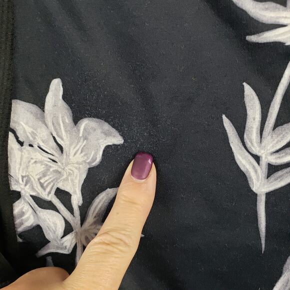 Roxy Women's M Long Sleeve Rash Guard Sun Shirt Black White Floral Hawaiian - Picture 11 of 11